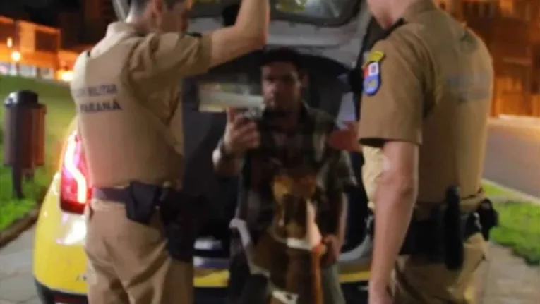 Cão se desespera e chora ao ver dono ser levado pela polícia; veja!