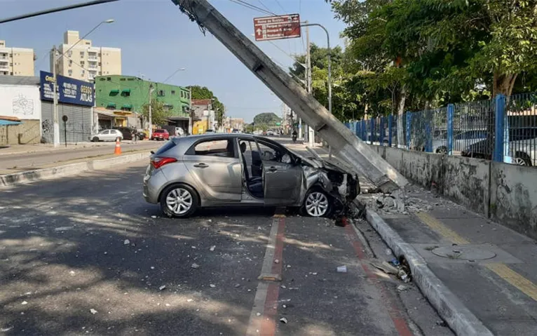 Motorista bate com carro em poste e foge do local em Belém