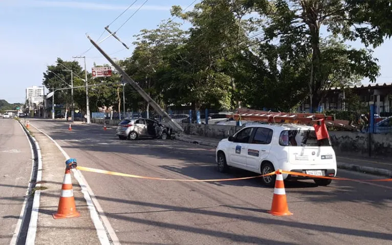 Motorista bate com carro em poste e foge do local em Belém