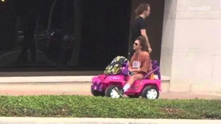 Depois de perder a CNH, jovem vai para faculdade em 'Jeep da Barbie'