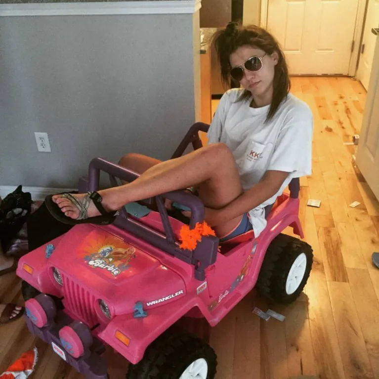 Depois de perder a CNH, jovem vai para faculdade em 'Jeep da Barbie'