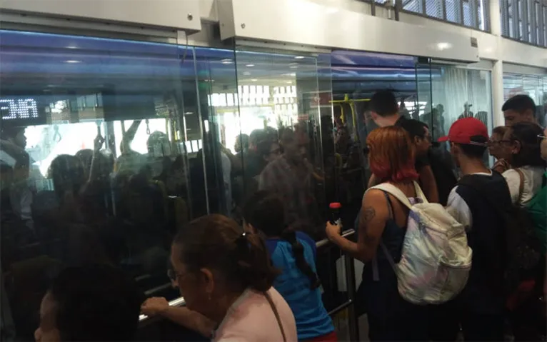 Passageiros reclamam da falta de ônibus e demora em estação do BRT 