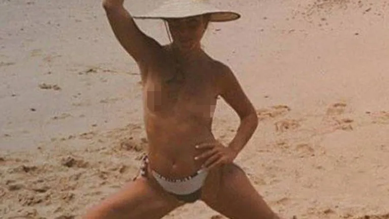 Lua Leça posa de topless em Salvador 