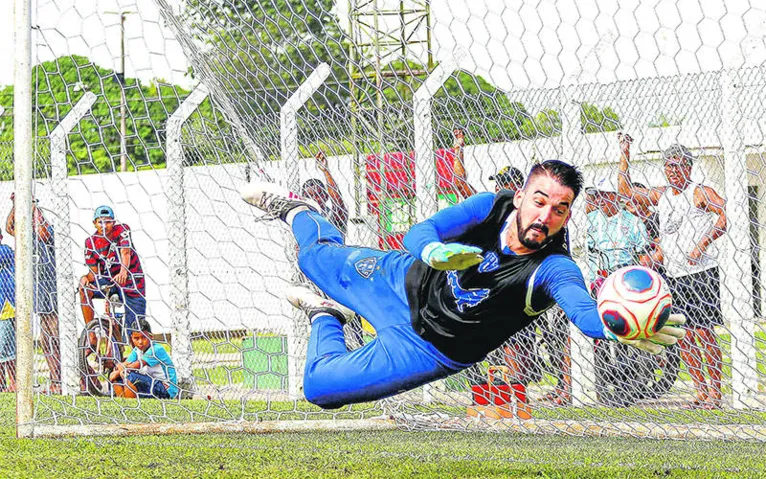 Gabriel Leite deve ser o dono da camisa 1 bicolor.