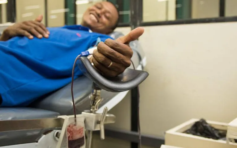 Auxiliar de serviços gerais Alcindo Monteiro começou o ano doando sangue.