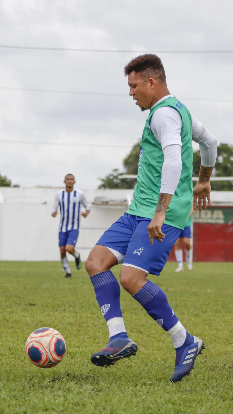 Zagueiro retorna em dia de treino pesado para os bicolores
