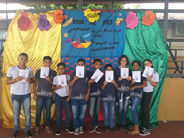 Doze crianças construíram narrativas a respeito do tema liberdade.