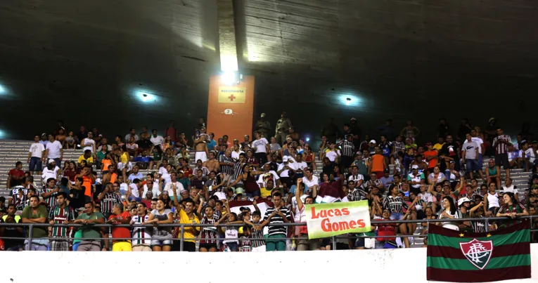 Lucas sendo homenageado quando jogou no Mangueirão, contra o Paysandu, pela Série B. Na ocasião ele defendia o Fluminense.