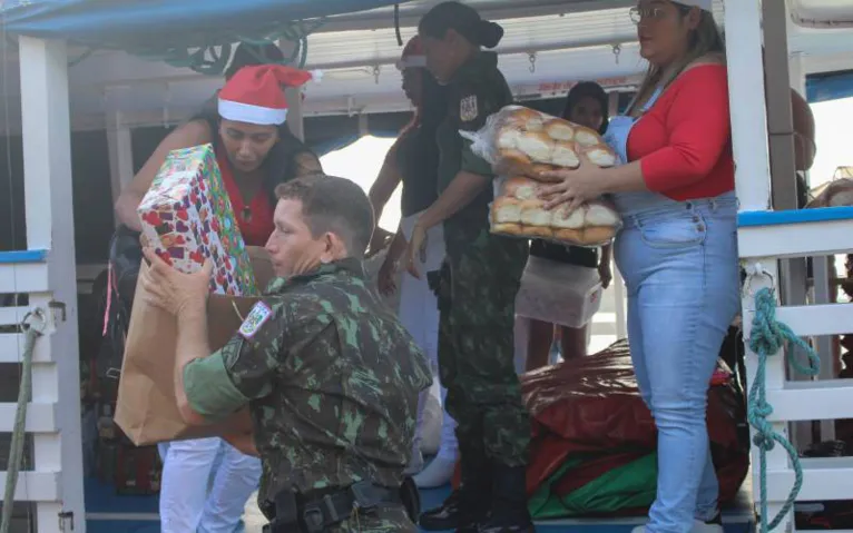 Polícia Militar promove 'Natal Ribeirinhos da Paz' para moradores de Cotijuba