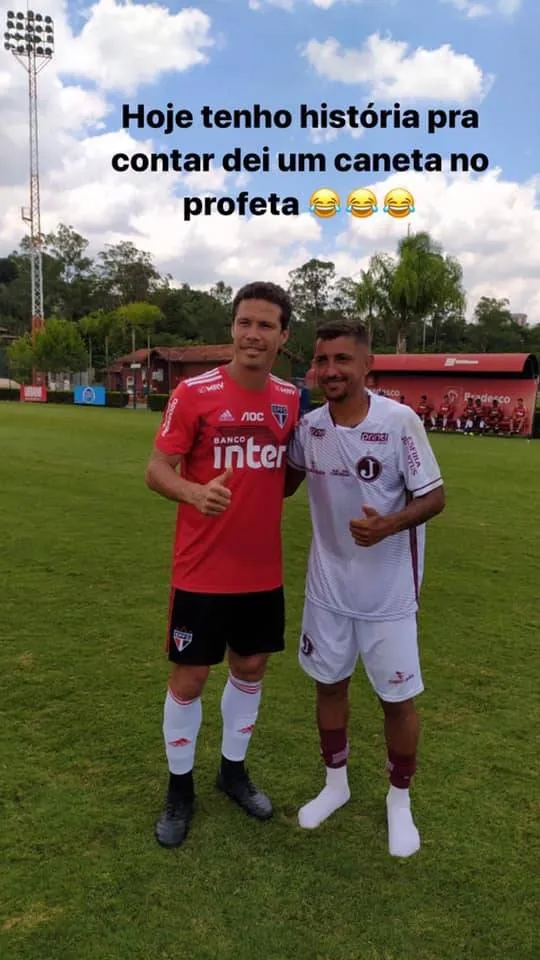 Ídolo bicolor tieta jogador ex-seleção durante jogo-treino