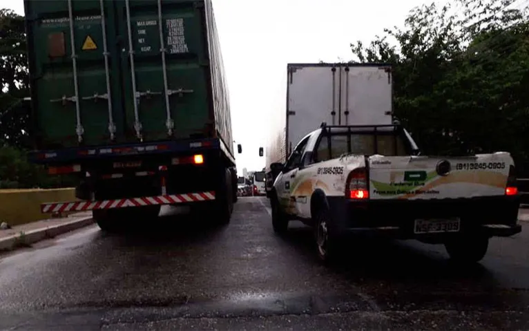 Moradores interditam avenida Perimetral na tarde desta segunda
