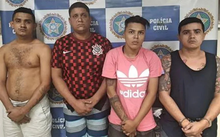 Carlos Alexandre de Oliveira Rua (sem camisa), Daniele Cristina Santos (blusa laranja) e Thiago Cardoso Martins (blusa preta).