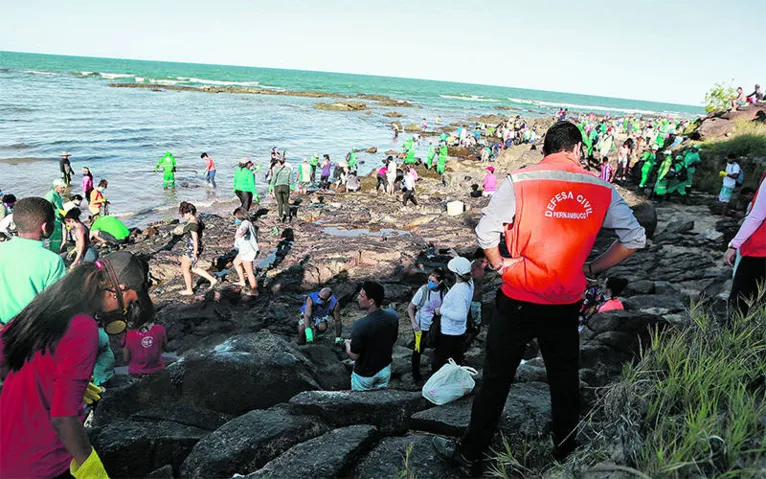 Voluntários estão entre os que limpam praias atingidas por vazamento de óleo no Nordeste brasileiro. 