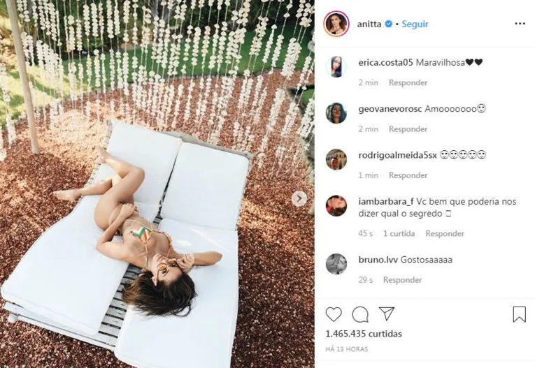 Anitta sensualiza e deixa marquinha de sol à mostra