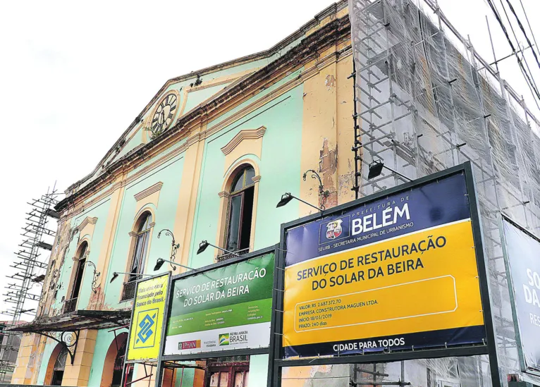 No prédio histórico, apenas tapumes e uma parede pintada, além da placa da Prefeitura, que prometia o término para novembro de 2019. 