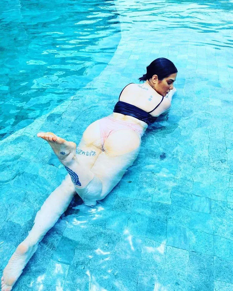 Cleo Pires sensualiza de biquíni e Pabllo Vittar faz proposta inusitada