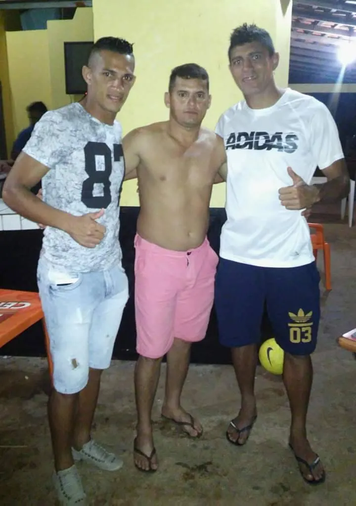 O jogador Edson, Lucas e o primo do bragantino, Alberto, na Perola do Caeté.