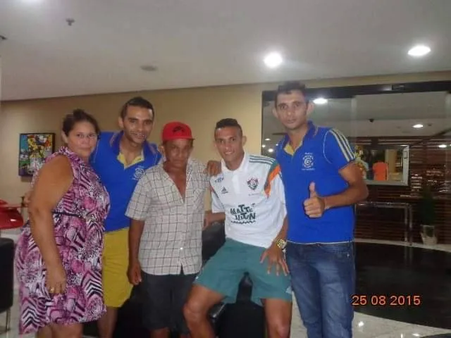 Lucas ao lado da mãe Eliete, o pai Luiz e os primos Maurício e Isaac.