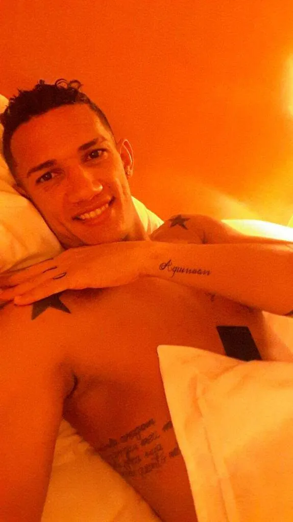 Lucas mostrando a tatuagem com o nome da companheira.