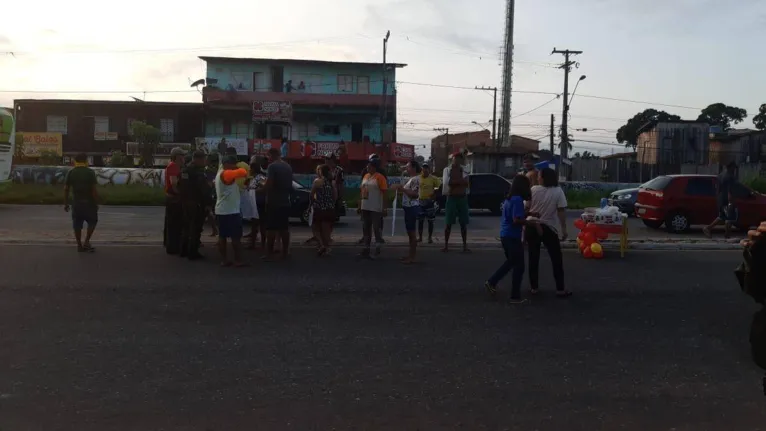 Moradores chamam Zenaldo para 'café da manhã' em área alagada