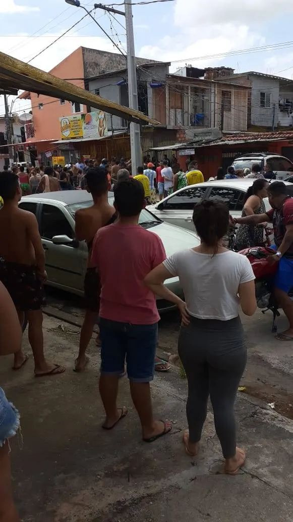 Homem ameaça jogar um bebê de cima da laje no Jurunas. Veja o vídeo!