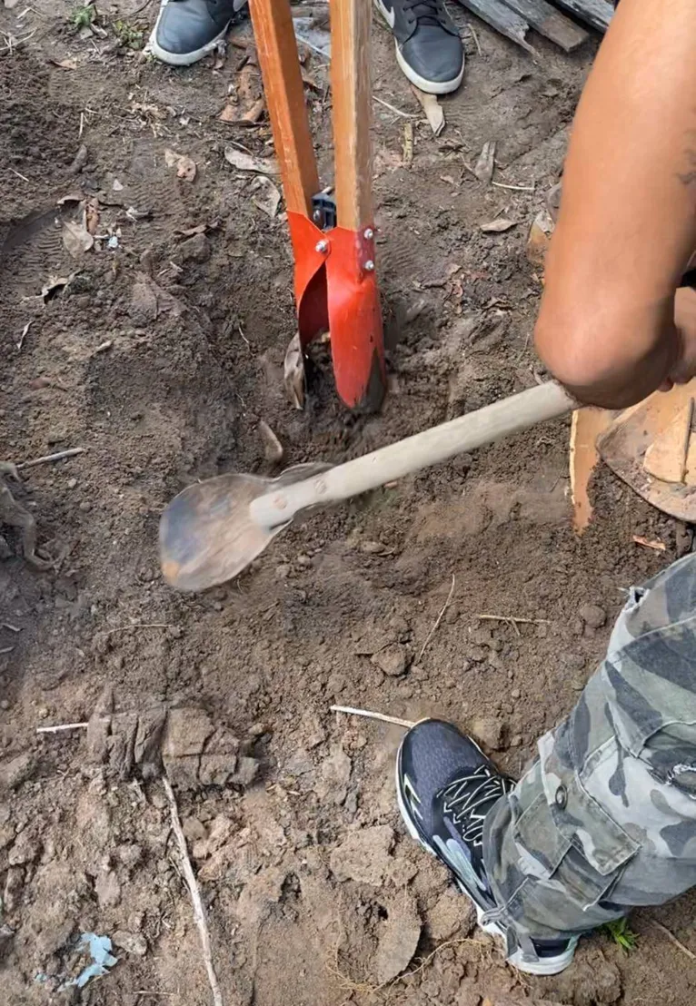 Um buraco foi escavado provavelmente onde foi escondido o material