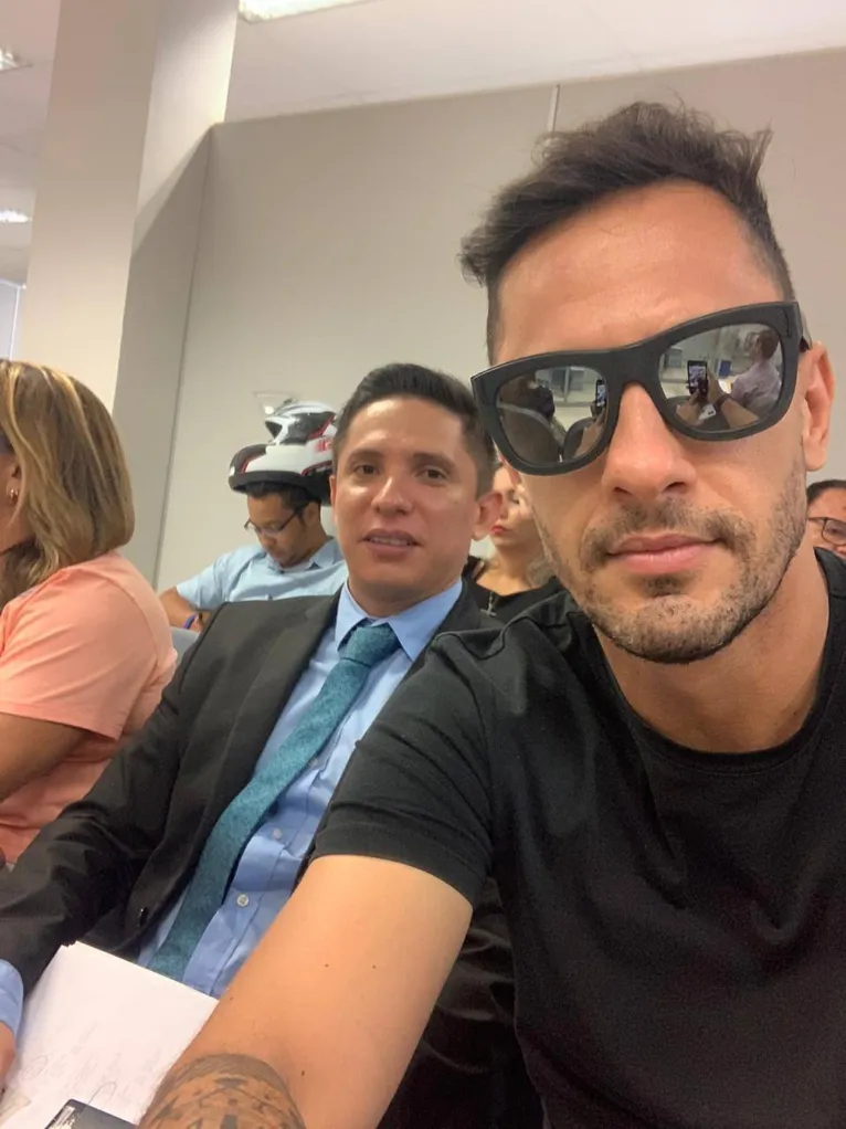 O meia ao lado do advogado Emerson Dias.