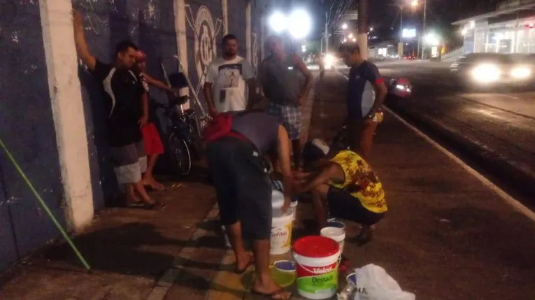 Torcedores recuperam fachada do Baenão durante a madrugada
