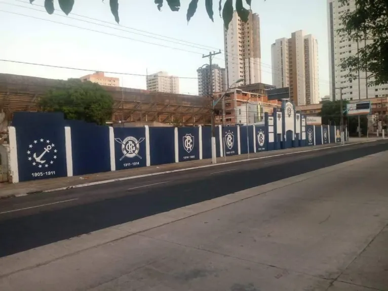Torcedores recuperam fachada do Baenão durante a madrugada