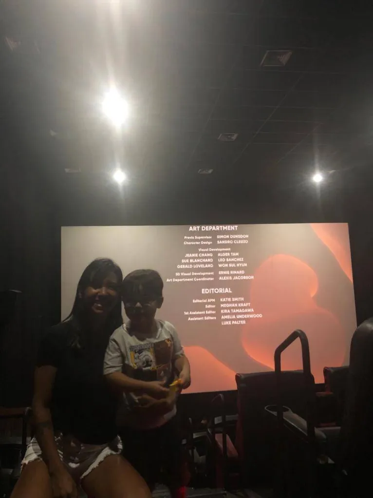 Mateus e a mamãe Aline juntos em mais um momento especial.
