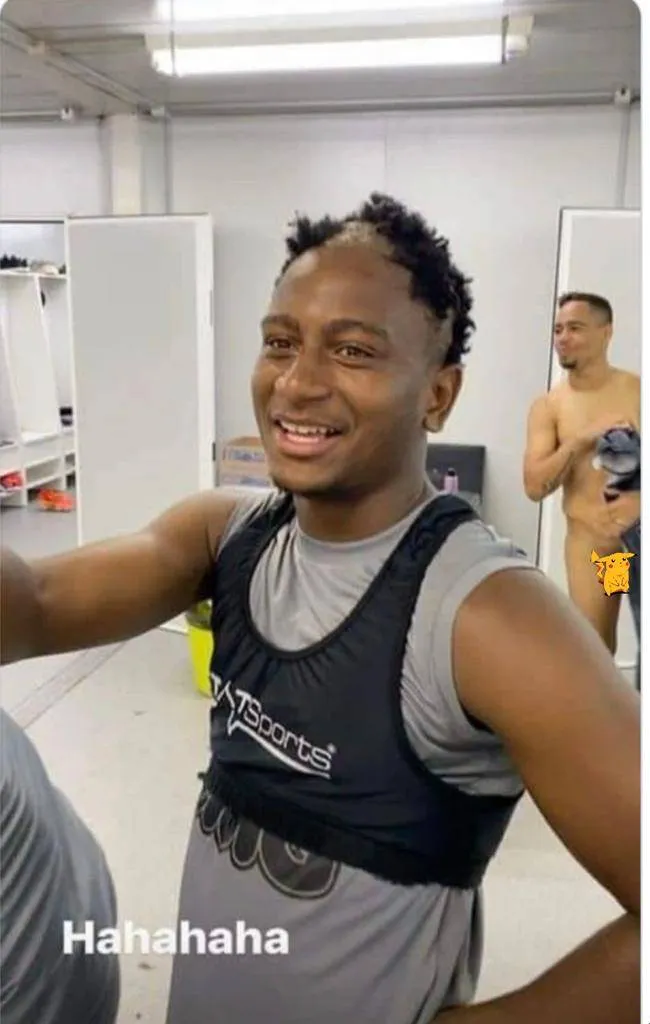 Com o Pokemon de fora! Vaza nude do jogador Yago Pikachu