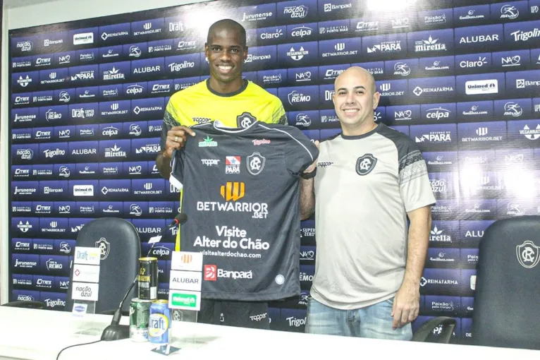 Zagueiro é apresentado no Remo e avisa: 'estou pronto para jogar'