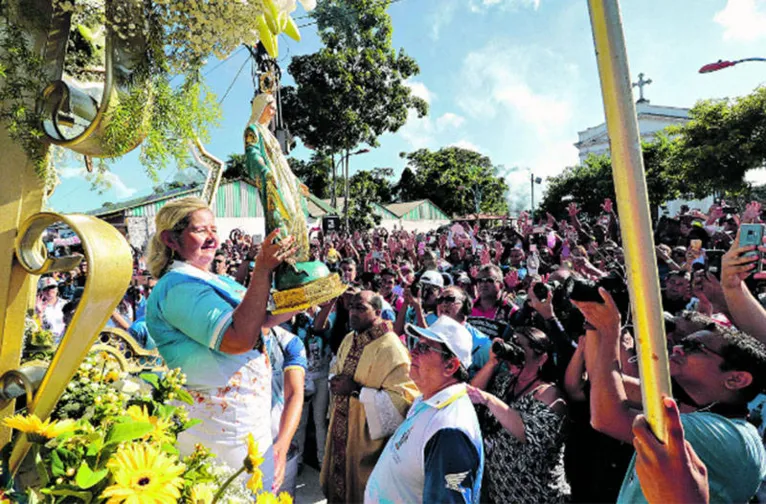 Na chegada, imagem é saudada pelos devotos


