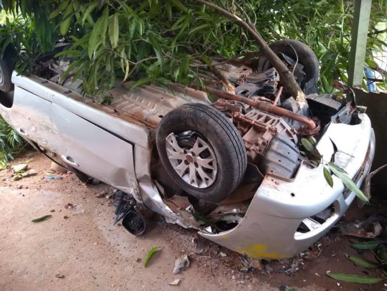Jovem capota com carro, atinge árvore e lanchonete