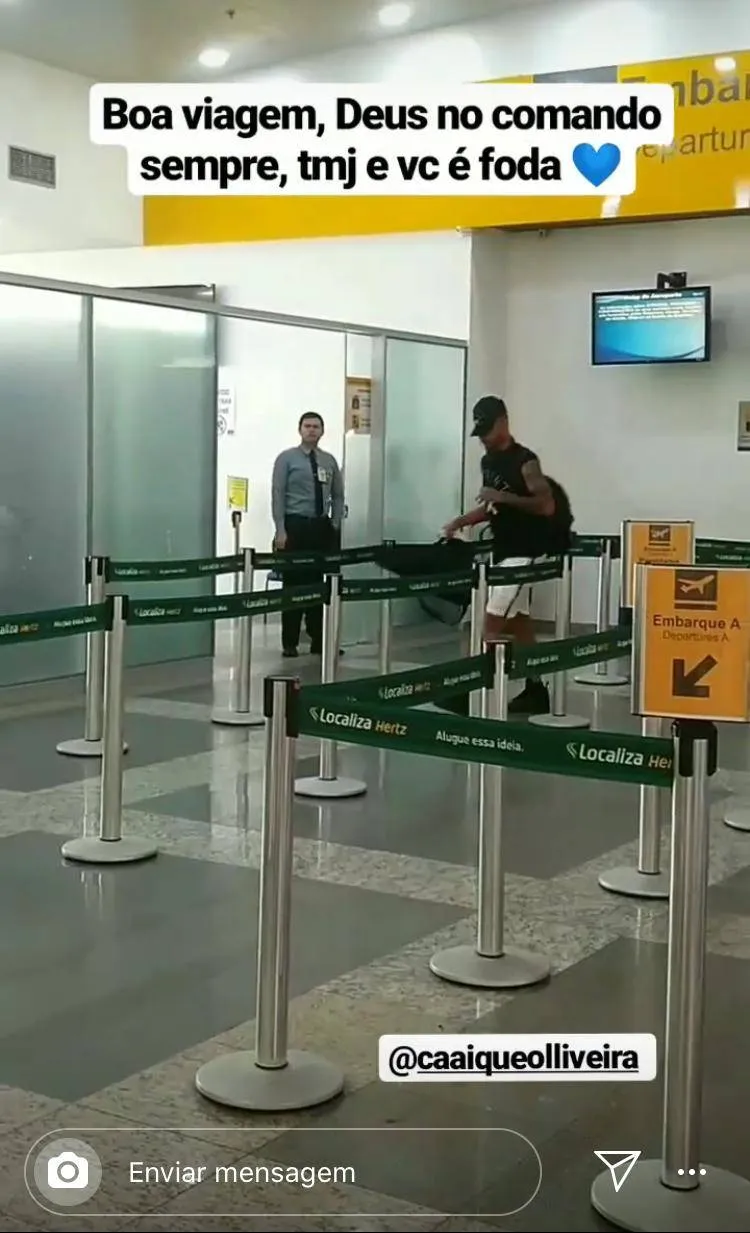 Caíque caminha tranquilamente no aeroporto e se despede de Belém
