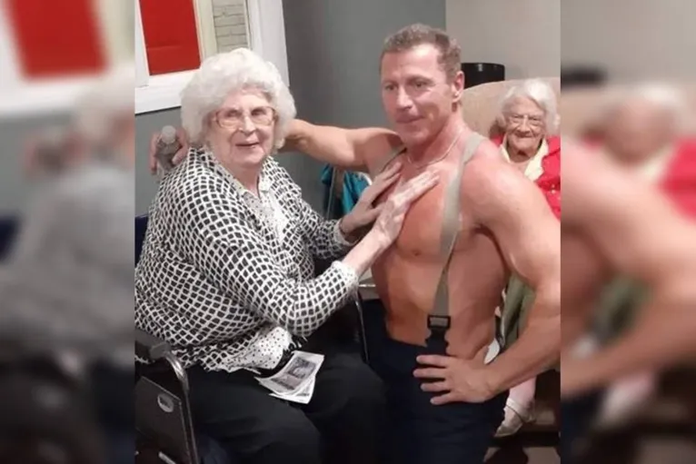 Funcionários de casa de repouso contratam strippers para festa de idosa de 89 anos