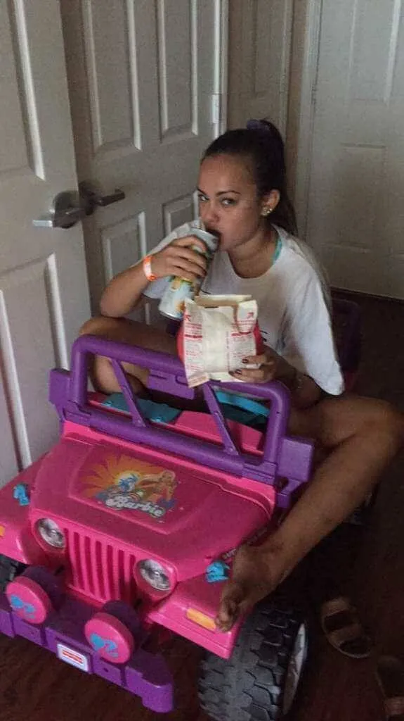 Depois de perder a CNH, jovem vai para faculdade em 'Jeep da Barbie'