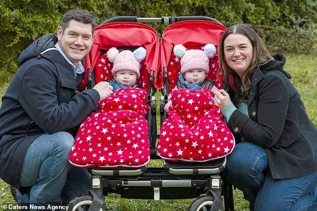 A mãe com seu marido e suas bebês gêmeas