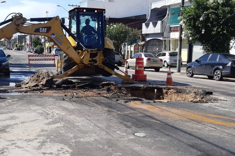 Reparo de tubulação é realizado no bairro da Pedreira neste domingo (24)
