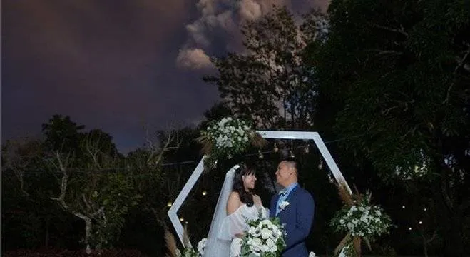 Vulcão entra em erupção e rouba a cena em casamento. Veja as fotos