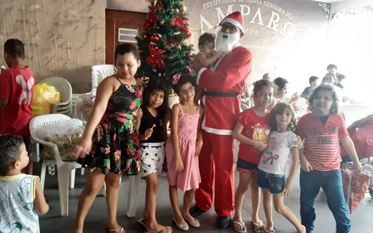 Comunidade da Paróquia de Nossa Senhora do Amparo entrega alimentos e brinquedos à população