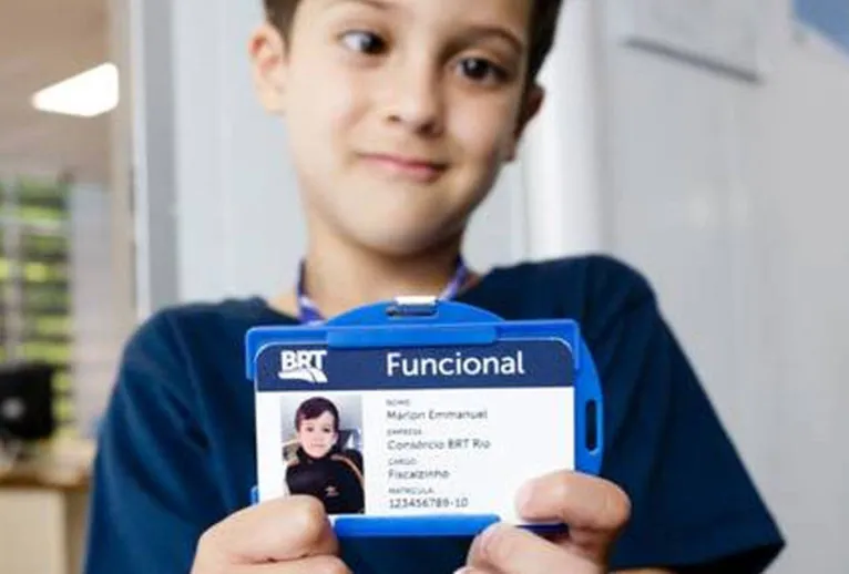 Menino ganha festa de aniversário com tema do BRT e crachá de 'fiscalzinho'
