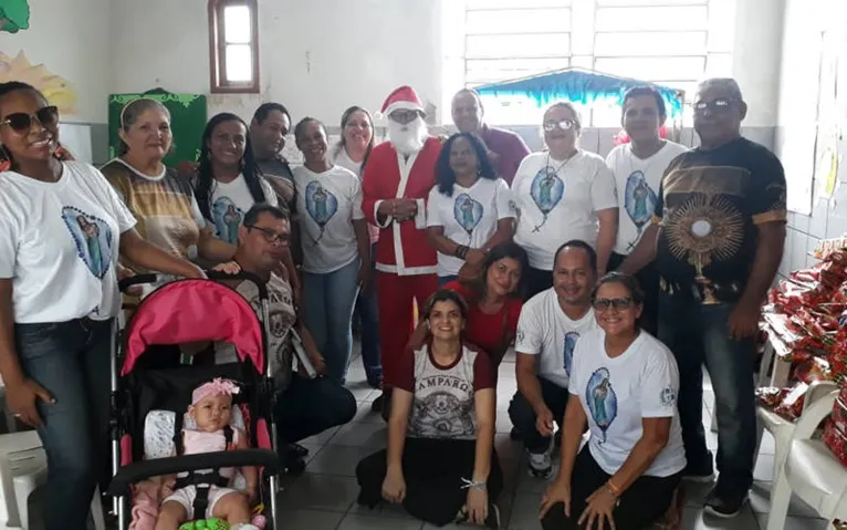Comunidade da Paróquia de Nossa Senhora do Amparo entrega alimentos e brinquedos à população