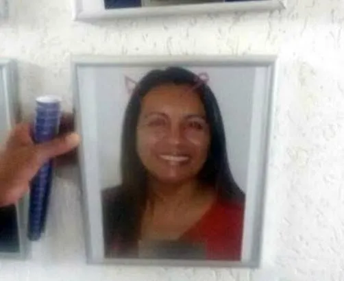Servidora é flagrada desenhando chifres na foto de colega de trabalho e viraliza na web; veja!
