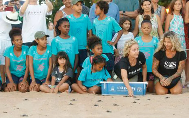 A coordenadora do Projeto Tamar, Neca Marcovaldi, participa da soltura de filhotes que comemora a marca de 40 milhões de tartarugas marinhas protegidas e devolvidas ao oceano