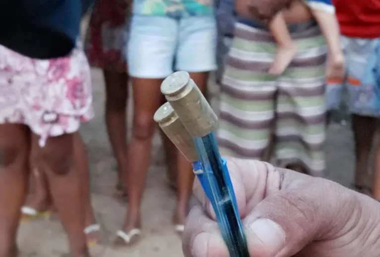 Cápsulas de pistola .40 encontradas na cena do crime; suspeita é que a arma de um policial tenha sido roubada e usada no crime