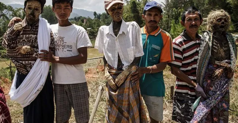 Tribo desenterra corpos de familiares e posa para foto em ritual 