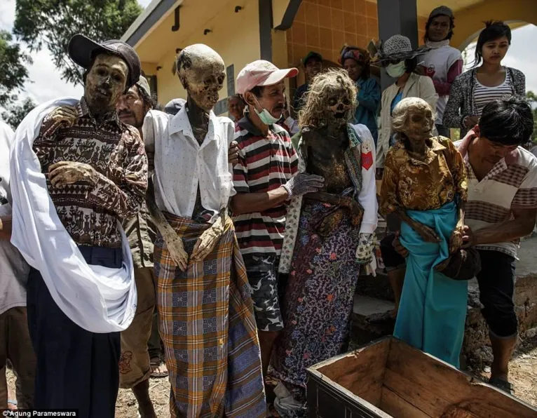 Tribo desenterra corpos de familiares e posa para foto em ritual 