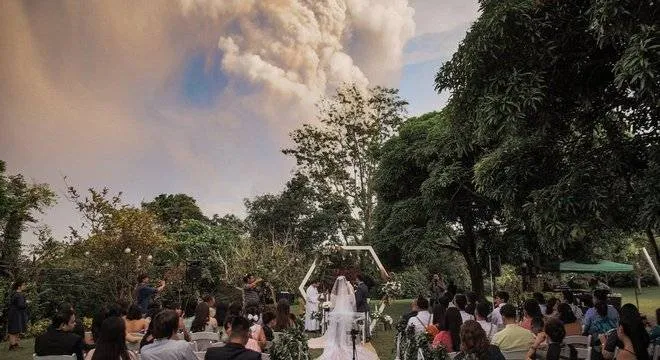 Vulcão entra em erupção e rouba a cena em casamento. Veja as fotos