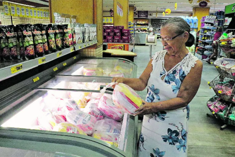 Nos supermercados, as vendas de frango e ovo aumentaram, o que provocou aumento dos preços desses produtos também. Só resta pesquisar

